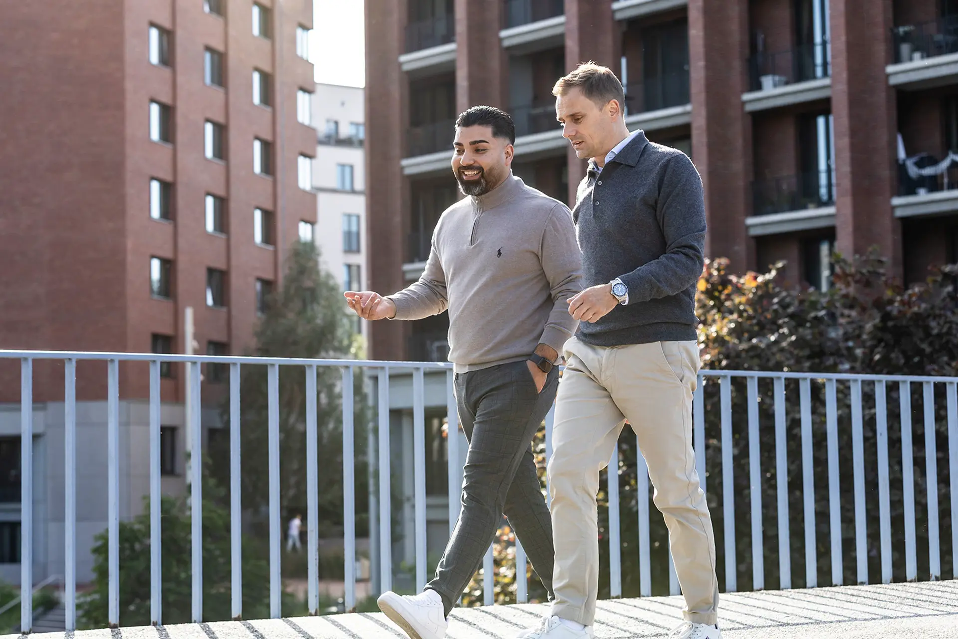 Tamin Navabi und Kevin Schmidt beim Gespräch unterwegs